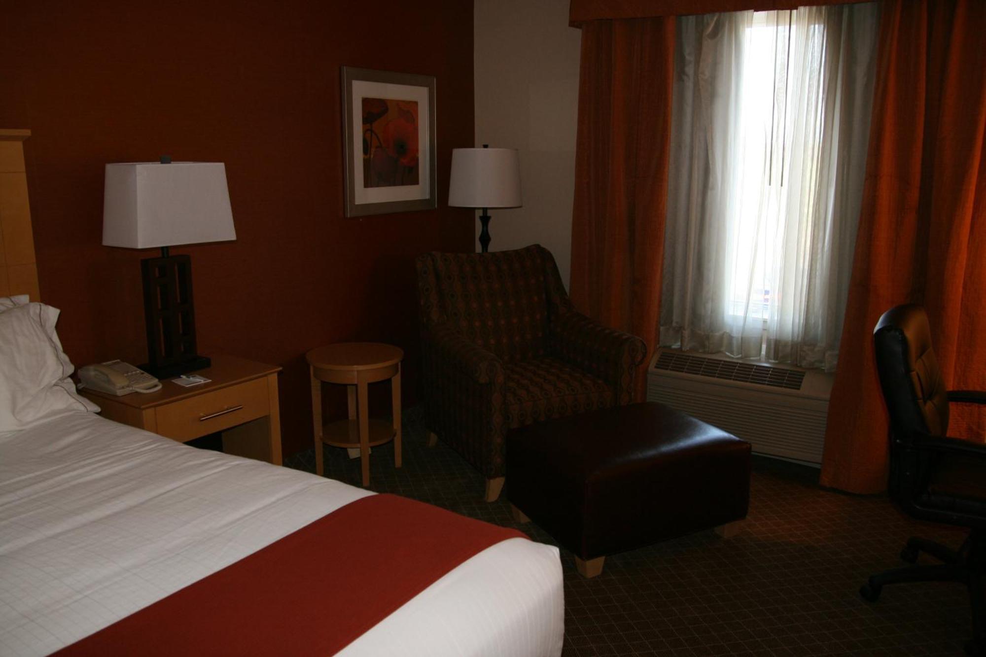 Holiday Inn Express Stockton Southeast By Ihg Exterior photo