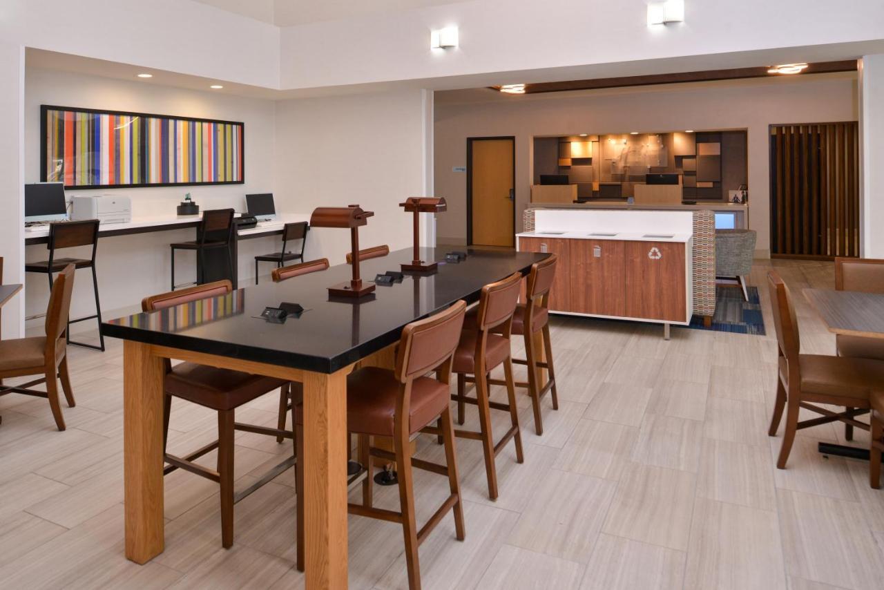 Holiday Inn Express Stockton Southeast By Ihg Exterior photo