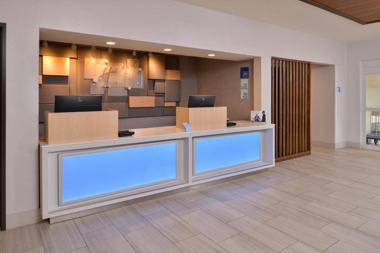 Holiday Inn Express Stockton Southeast By Ihg Exterior photo
